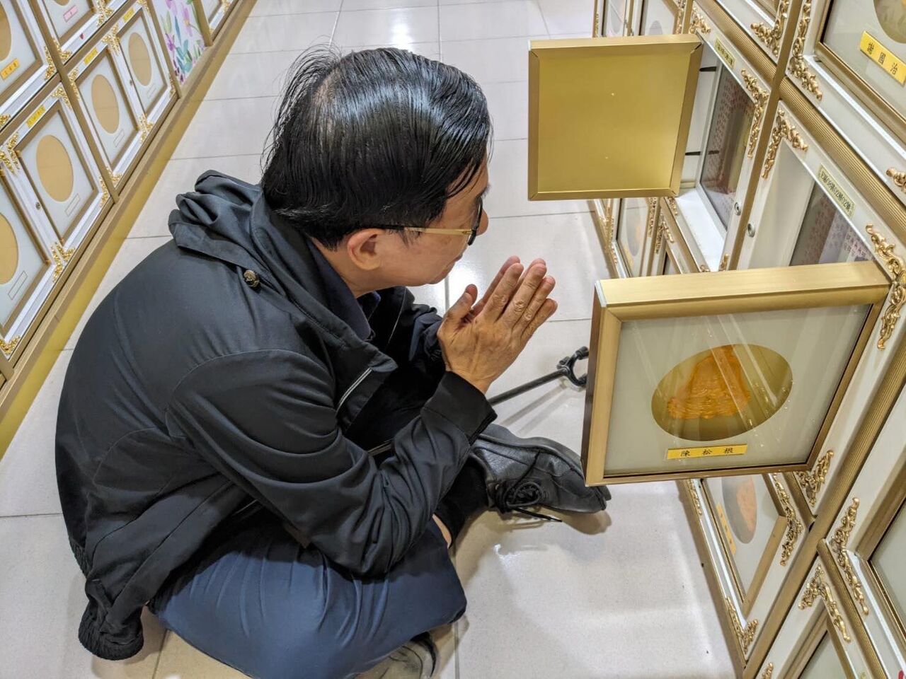 前總統陳水扁跪坐祭拜父母畫面曝光 21萬人感動：真性情孝子