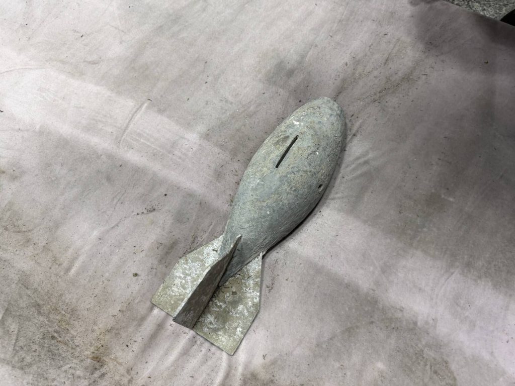 安平大樓驚現「未爆彈」！軍警急赴現場鑑定真相竟是鉛錘