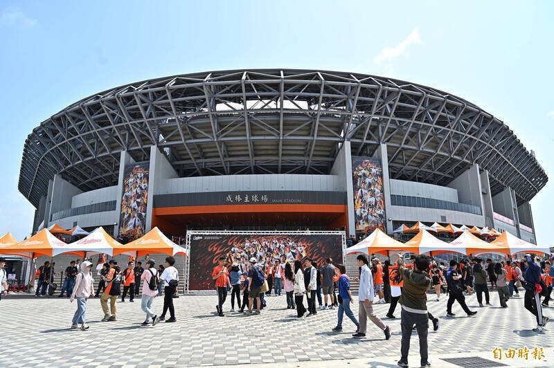 台南亞太棒球場攤商急喊卡！球迷怒吼「還我地瓜球」 體育局回應招商程序
