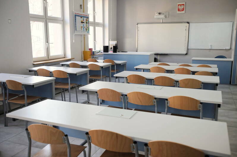 資深女教師課堂遭學生噴灑不明液體 校園霸凌事件引社會關注