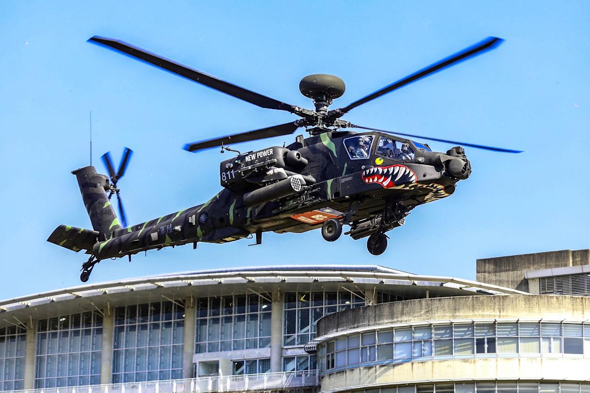 陸軍「猛虎」「黑鷹」彩繪直升機臺中首亮相 模型賽前掀話題