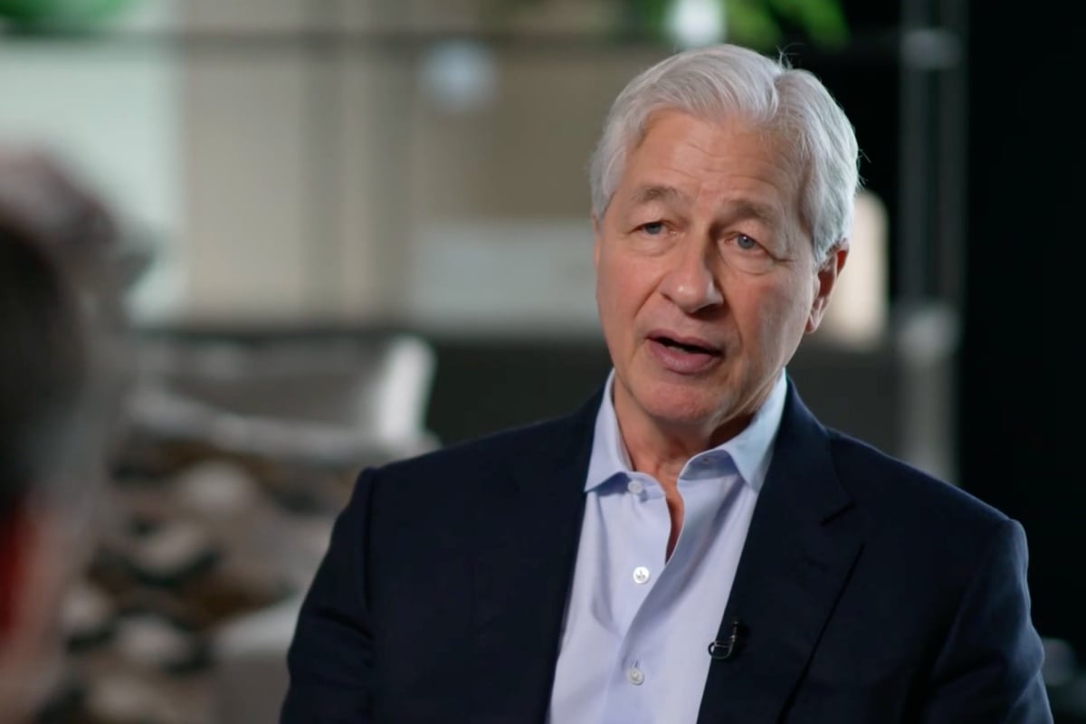 摩根大通CEO預測：AI將帶來週休三日半與百歲人生 但就業轉型挑戰不容忽視