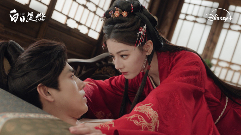 迪麗熱巴《白日提燈》演技爆發！鬼王「強扒」陳飛宇衣服引爆熱議