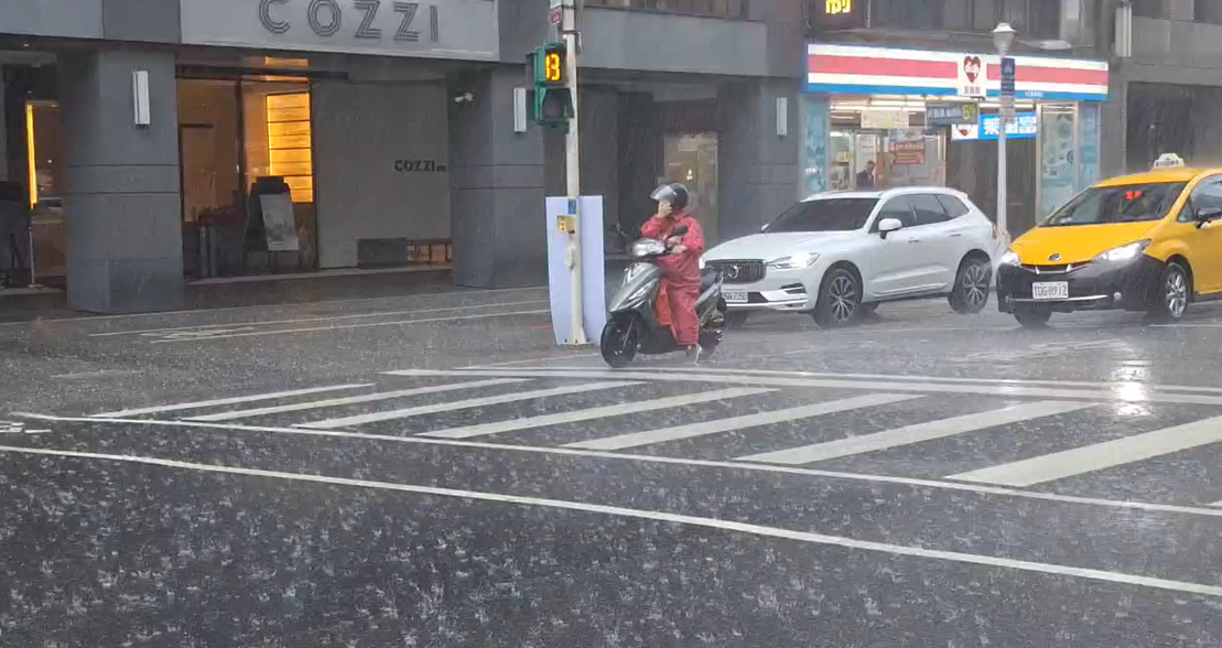 雙北清晨雷雨交加！明日鋒面來襲全台轉濕涼 清明連假天氣不穩