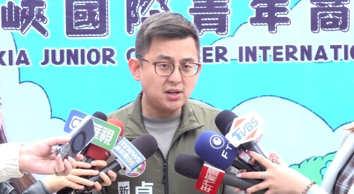 卓冠廷駁「幕後黑手」指控 反嗆民眾黨：別把家務事甩鍋民進黨