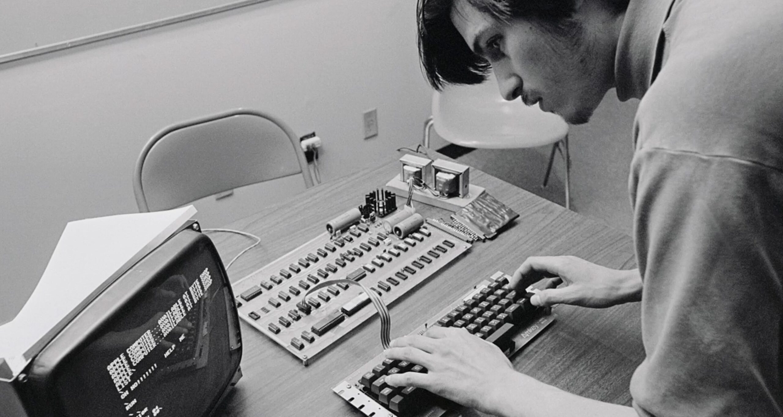 蘋果50年傳奇：賈伯斯連呼吸燈都申請專利的極致美學堅持