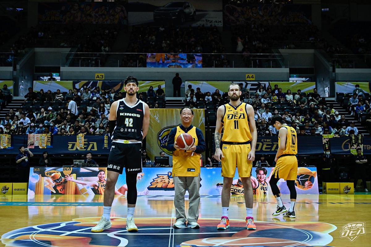 中信特攻主場強勢奪勝！20分差擊敗新北國王 籃球名人堂重量級開球
