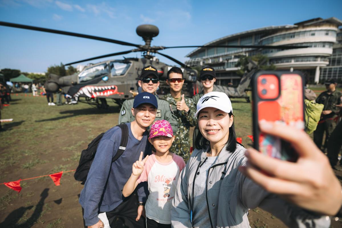 猛虎阿帕契降落逢甲！從3個角度看國軍如何用「吸睛戰術」拉近全民國防距離