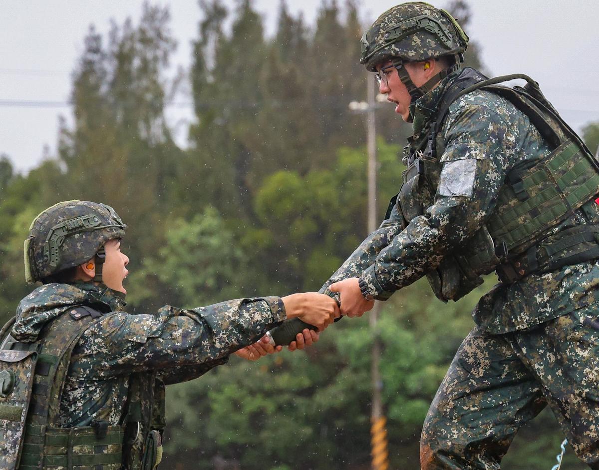 暴雨中81迫砲精準命中！584旅聯兵3營如何在惡劣天候下完成「不可能的射擊任務」？