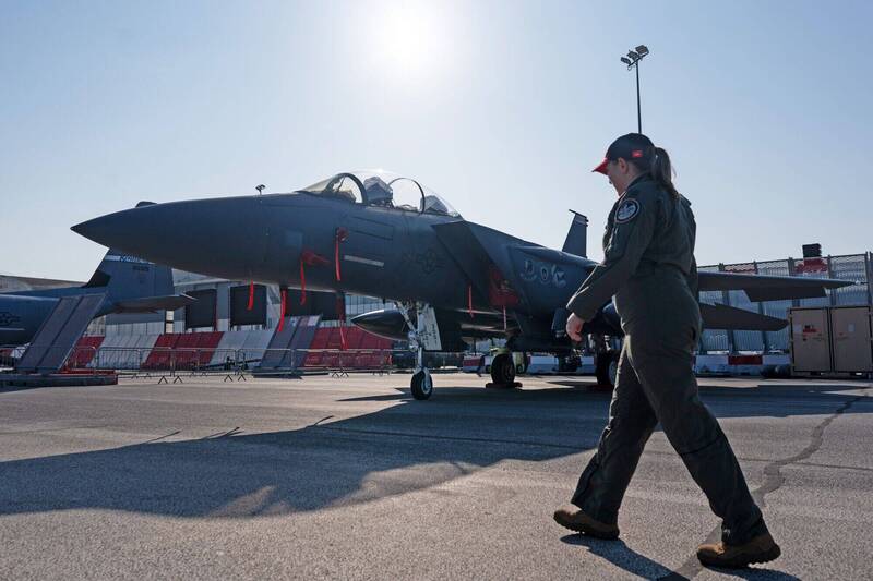 美軍SERE生存特訓大解密：飛行員如何在敵後36小時吃仙人掌、躲追捕？