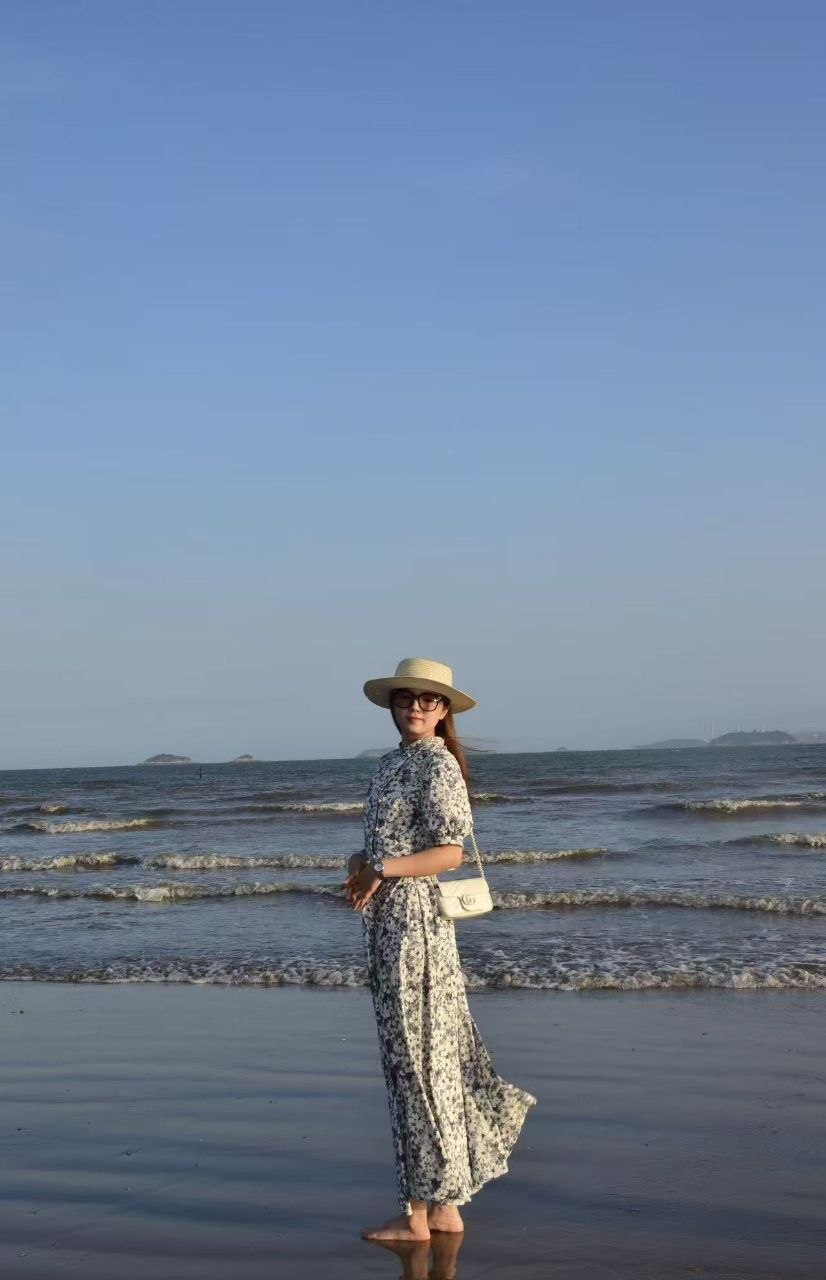 悅己美學新浪潮：小衫與碎花連衣裙如何重新定義現代女性穿搭哲學