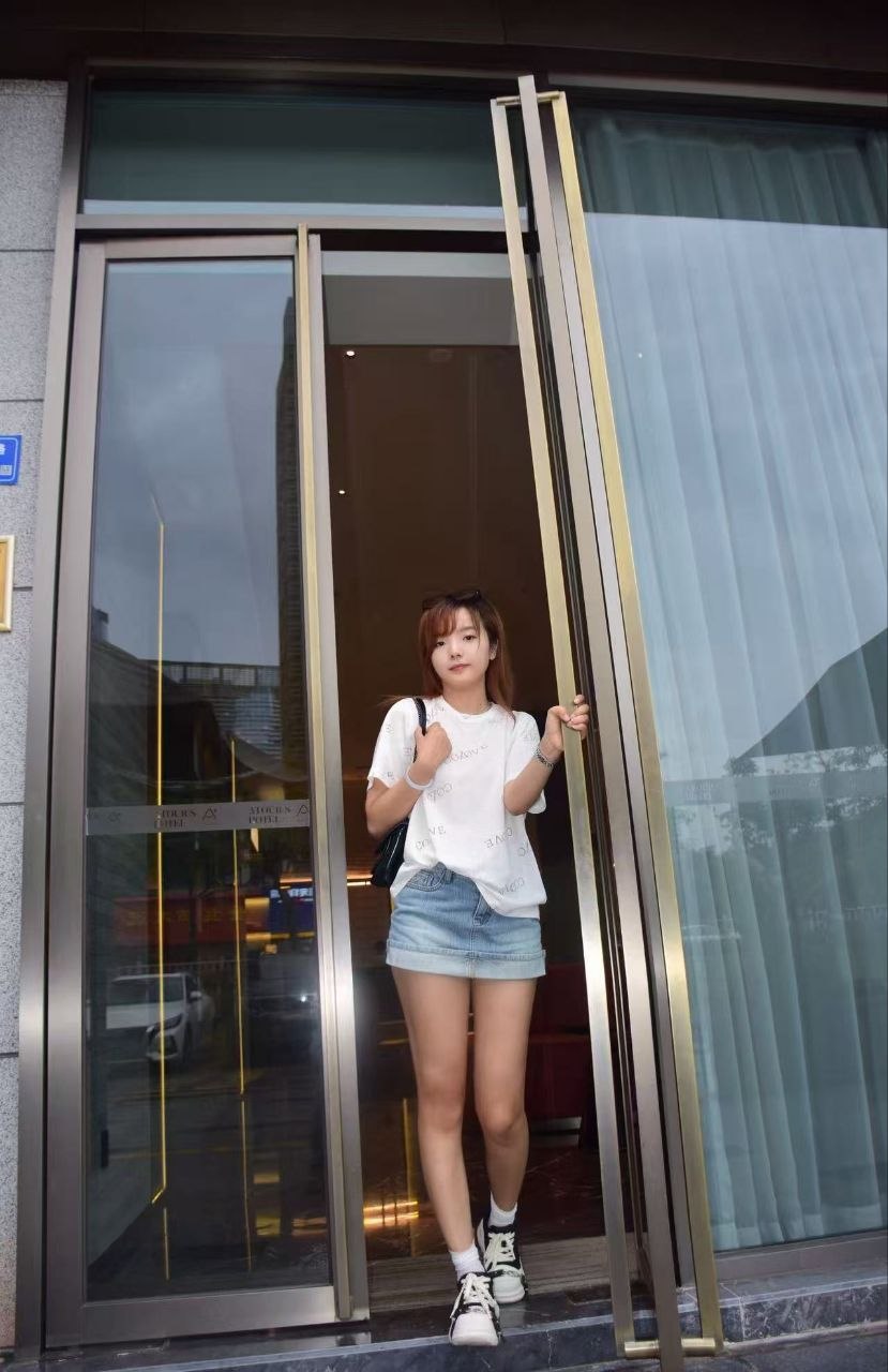 輕奢與雅緻引領高質感女裝新風潮：七分褲成時尚焦點，市場規模預計破兆美元