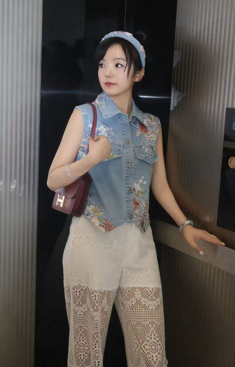 截至2026年，隨著少子化趨勢與寵物擬人化觀念深化，全球「人寵親子裝」、「寵物同款衣服」及「主人寵物同款」市場正蓬勃發展，預計至2030年全球寵物經濟將達到5,000億美元。國際精品品牌如Louis Vuitton已推出高達新台幣182,000元的寵物後背包，而台灣2025年犬貓合計登記數高達251,926隻，超越新生兒數量107,812人，顯見飼主對毛孩的情感投入與時尚品味追求。