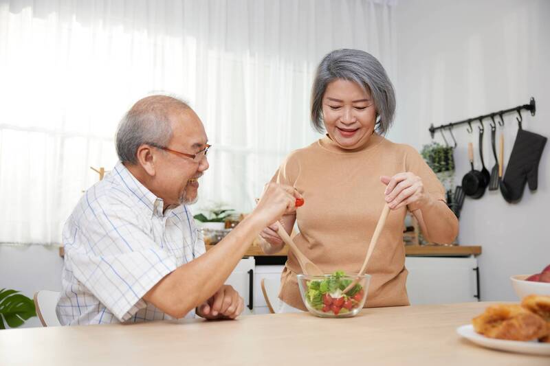 失智長輩「吃不下」比健腦神藥更危險？營養師揭3大照護陷阱與4個實務解方