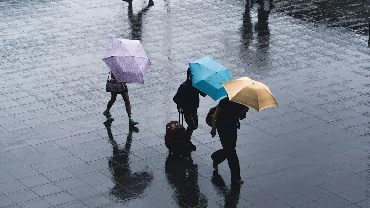南台灣三天兩夜「雨彈」狂炸！低壓帶與颱風共舞，這波梅雨怎麼比颱風還「狠」？