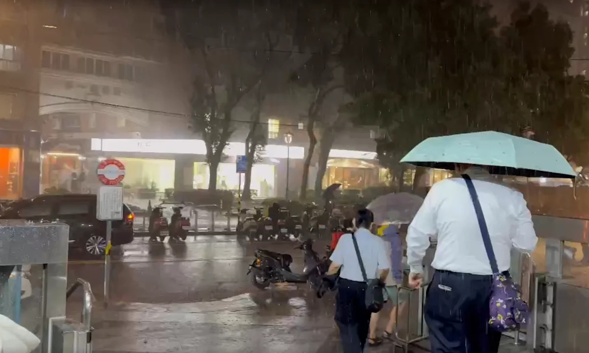 全台警戒！17縣市豪雨特報雨彈狂襲，雙颱共舞恐釀下週巨災？