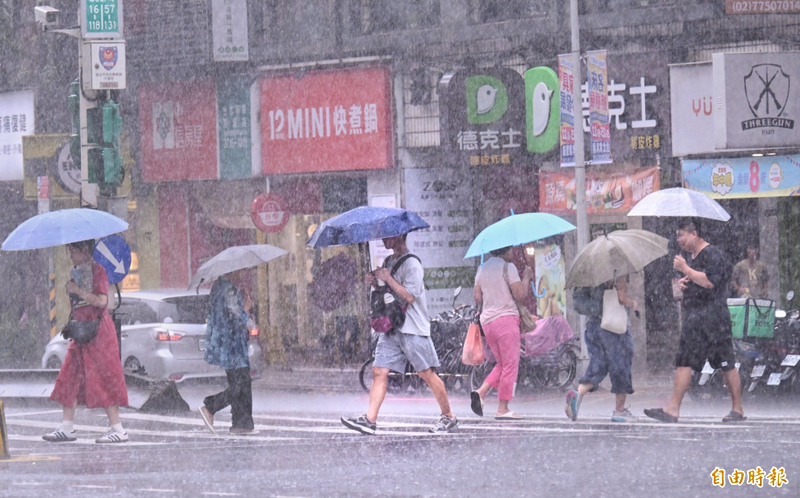 「紫紅暴雨」恐襲南臺灣？氣象署數據揭露：週末降雨量衝擊預警，你準備好了嗎？