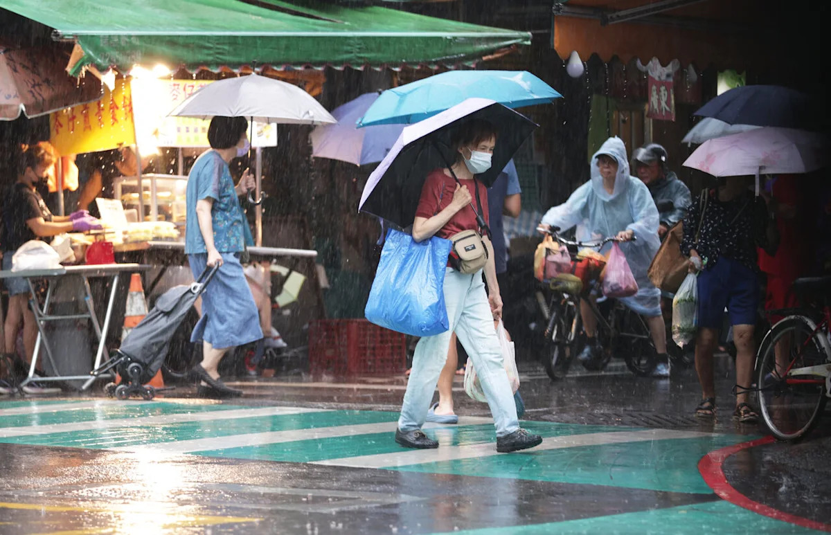 警報！四熱帶低壓「群魔亂舞」，南部今起「雨炸紫白」連兩日，沙德爾下週壓境？