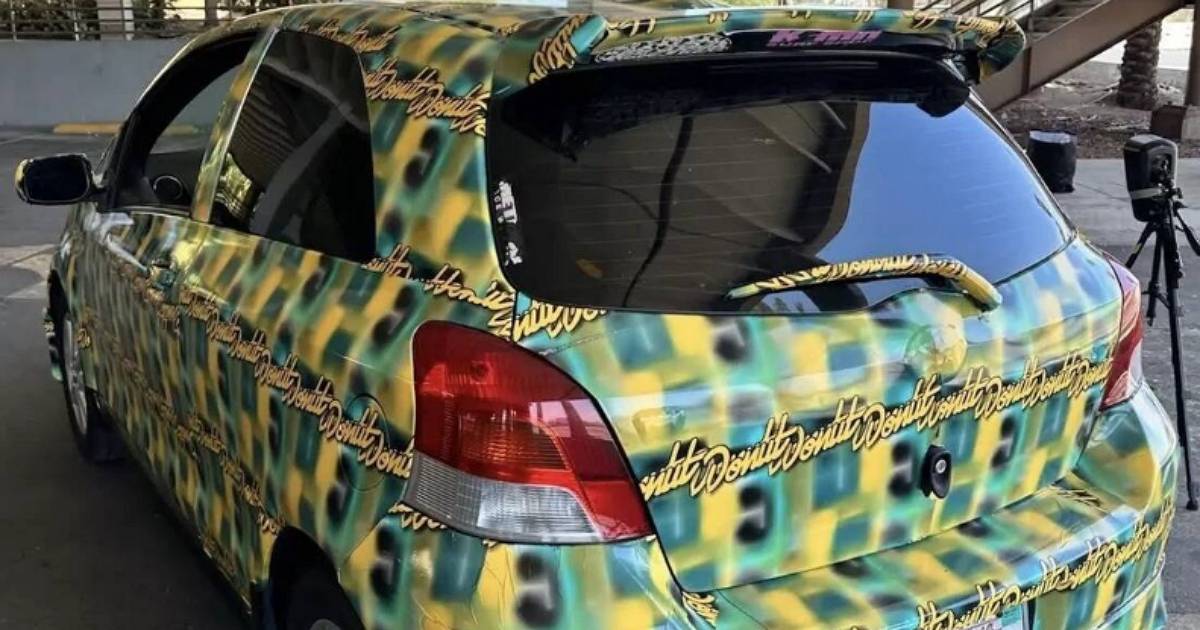 震驚！一張「數位隱形衣」車貼，竟讓自駕車 AI 瞬間失明，90% 攻擊成功率敲響警鐘！