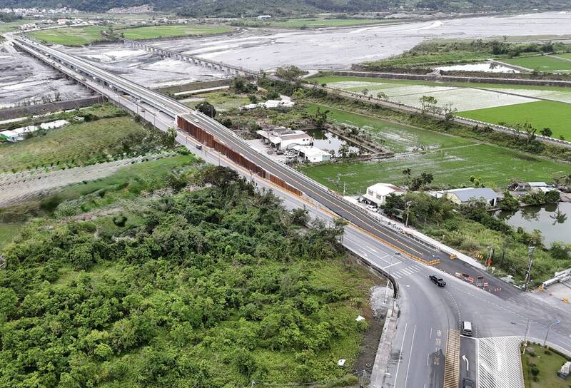 挑戰板塊極限：玉里大橋南下新橋「波浪狀」背後，2公分落差的工程奧秘與安全數據