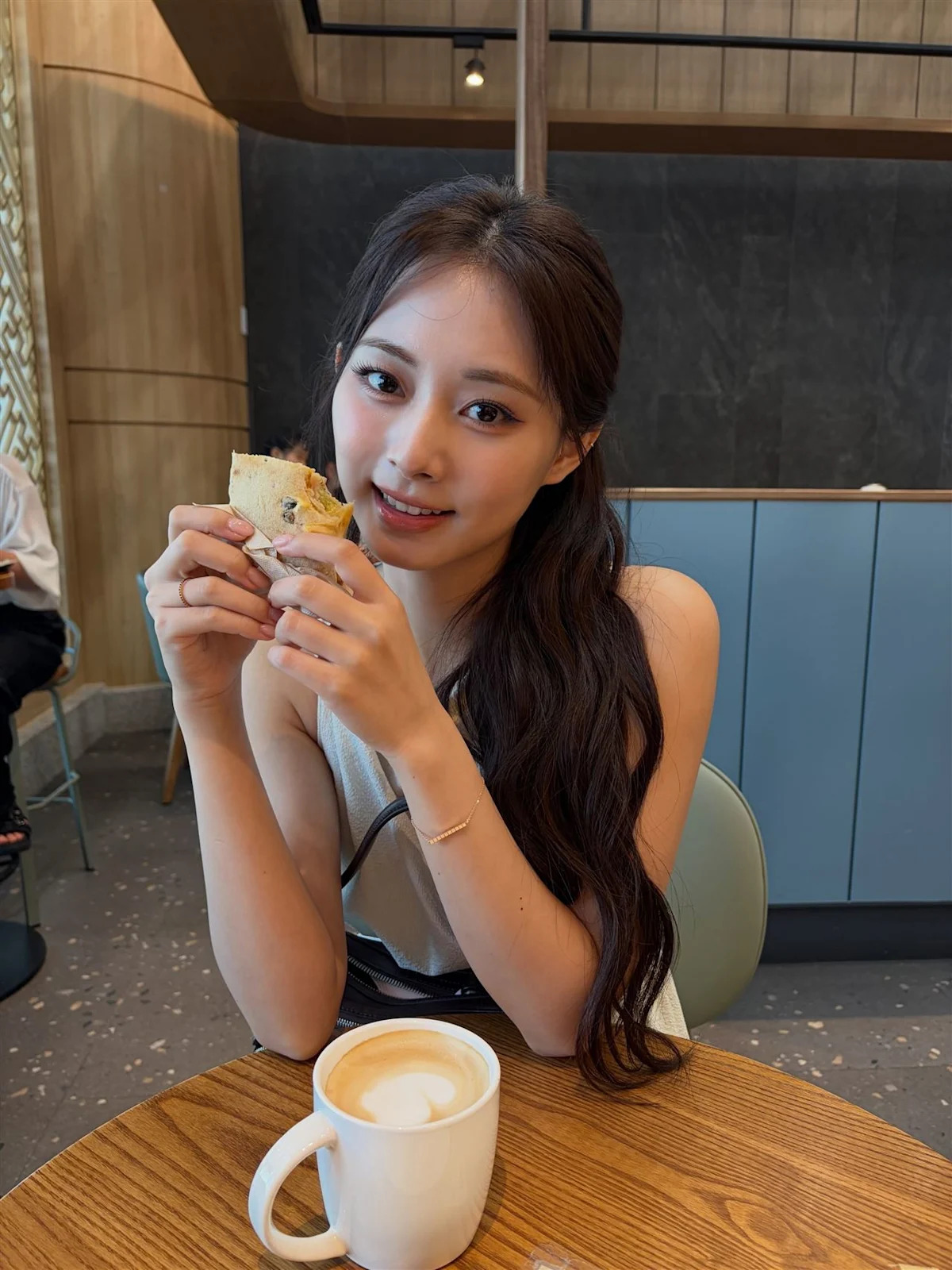 TWICE成軍十年團魂面臨新篇章？周子瑜「美照三連發」揭示個人品牌新紀元，下一步動向引爆熱議！