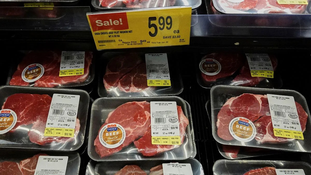 川普牛肉關稅戰：為選票開鍘農民？25%肉價漲幅背後的政治豪賭