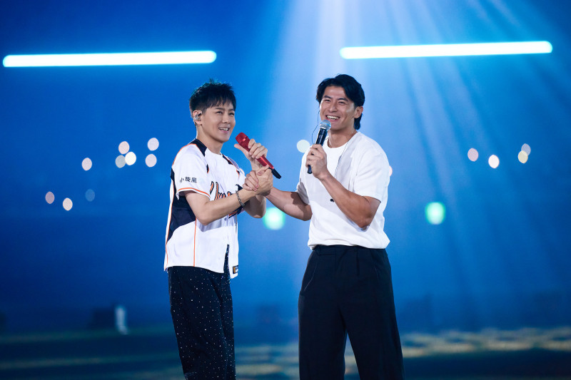 大巨蛋「十七歲的雨季」：林志穎、陳傑憲跨界合唱，這場秀如何重新定義運動娛樂？