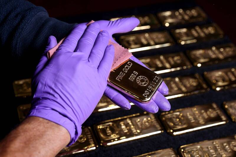 黃金狂飆破紀錄，下個目標直指4700美元？美元疲軟成最大推手？