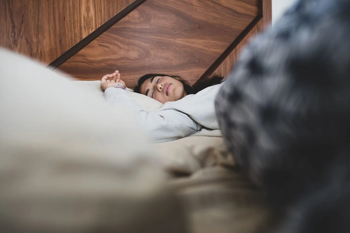 關鍵數字：全球近半數人曾遇「鬼壓床」？解密那數秒到數分鐘的動彈不得，醫師教你高效「退鬼」3招！